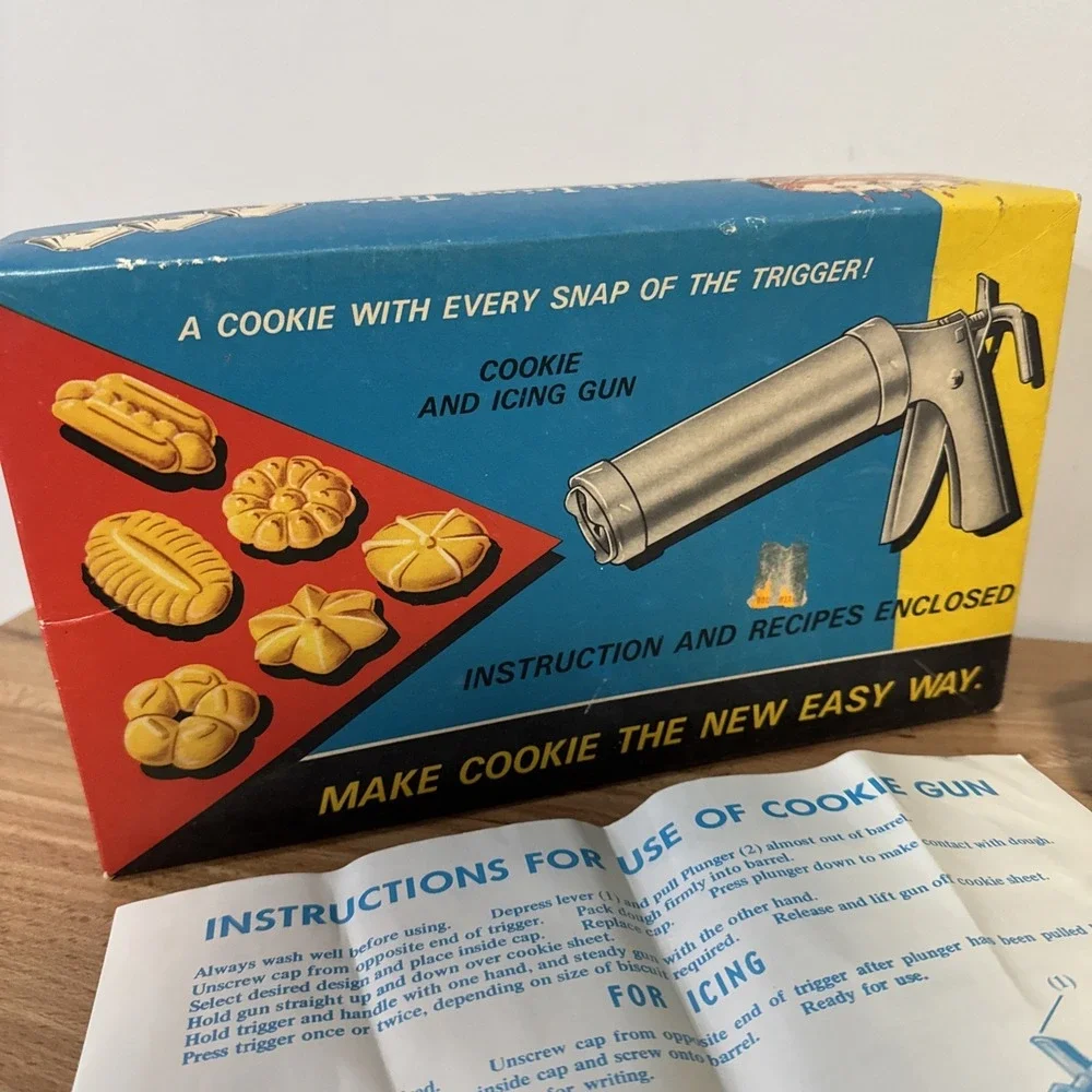 Vintage Cookie & Icing Gun Decorator 7 Discs & 3 Icing Tips Overseas Housewares